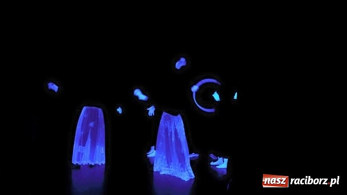 Zdjęcie w galerii na portalu naszraciborz.pl: Warsztaty Czarnego Teatru w Gimnazjum nr 5 wiadomości z regionu