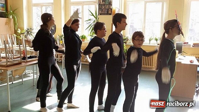 Zdjęcie w galerii na portalu naszraciborz.pl: Warsztaty Czarnego Teatru w Gimnazjum nr 5 wiadomości z regionu