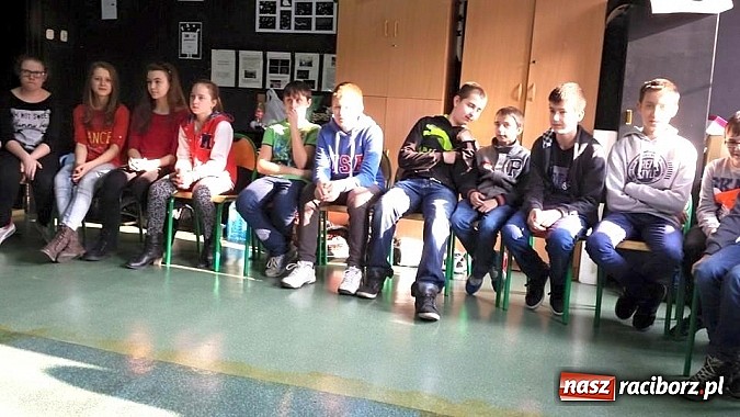 Zdjęcie w galerii na portalu naszraciborz.pl: Warsztaty Czarnego Teatru w Gimnazjum nr 5 wiadomości z regionu
