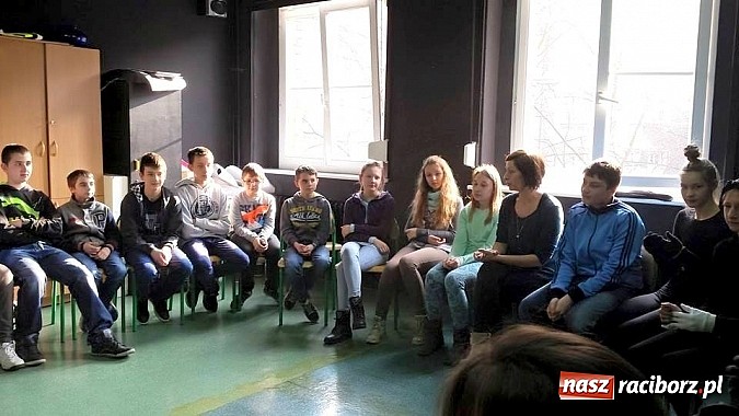 Zdjęcie w galerii na portalu naszraciborz.pl: Warsztaty Czarnego Teatru w Gimnazjum nr 5 wiadomości z regionu