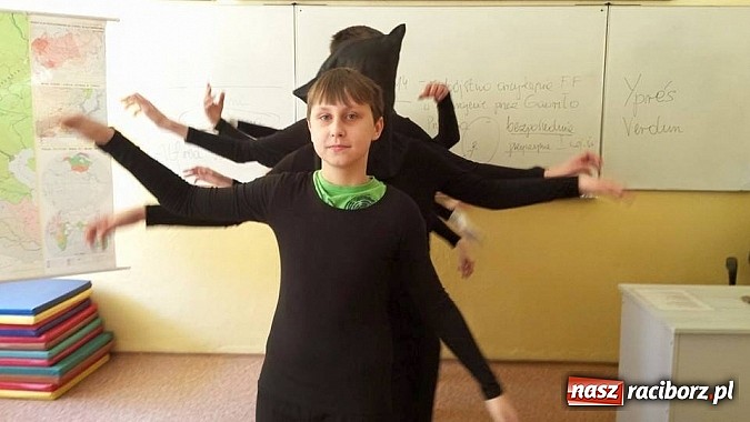 Zdjęcie w galerii na portalu naszraciborz.pl: Warsztaty Czarnego Teatru w Gimnazjum nr 5 wiadomości z regionu