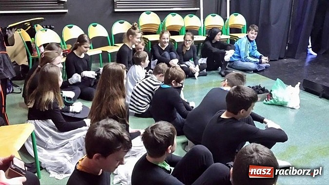 Zdjęcie w galerii na portalu naszraciborz.pl: Warsztaty Czarnego Teatru w Gimnazjum nr 5 wiadomości z regionu