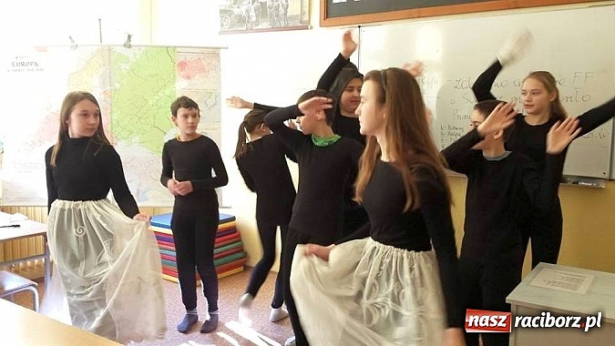 Zdjęcie w galerii na portalu naszraciborz.pl: Warsztaty Czarnego Teatru w Gimnazjum nr 5 wiadomości z regionu