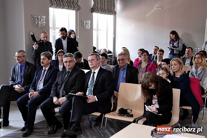 Zdjęcie w galerii na portalu naszraciborz.pl: RIG rozdzielił pieniądze zebrane podczas Gwiazdki Serc wiadomości z regionu