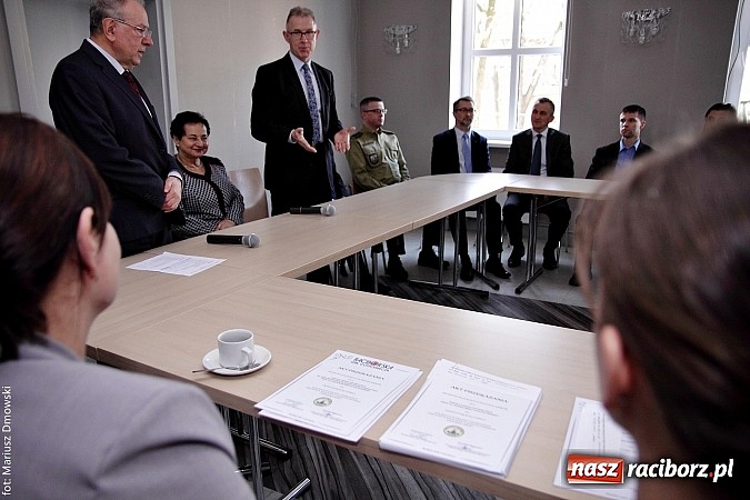 Zdjęcie w galerii na portalu naszraciborz.pl: RIG rozdzielił pieniądze zebrane podczas Gwiazdki Serc wiadomości z regionu