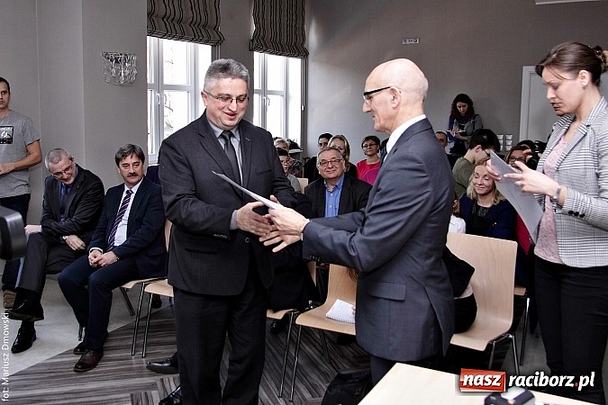 Zdjęcie w galerii na portalu naszraciborz.pl: RIG rozdzielił pieniądze zebrane podczas Gwiazdki Serc wiadomości z regionu