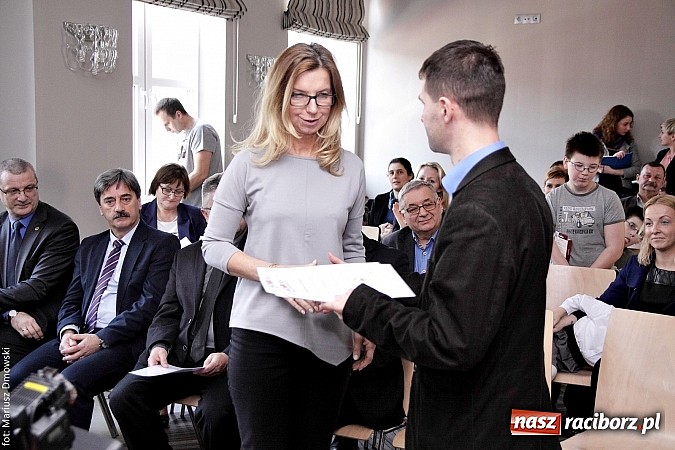 Zdjęcie w galerii na portalu naszraciborz.pl: RIG rozdzielił pieniądze zebrane podczas Gwiazdki Serc wiadomości z regionu