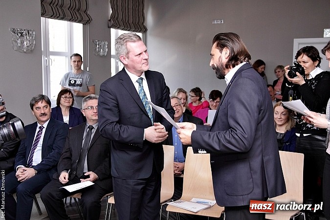 Zdjęcie w galerii na portalu naszraciborz.pl: RIG rozdzielił pieniądze zebrane podczas Gwiazdki Serc wiadomości z regionu