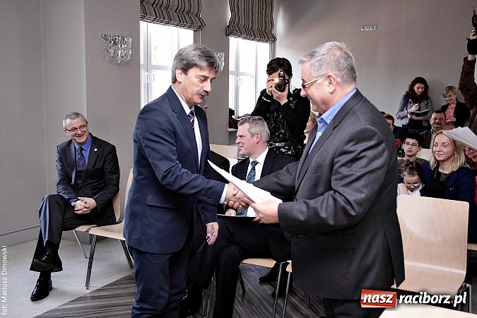 Zdjęcie w galerii na portalu naszraciborz.pl: RIG rozdzielił pieniądze zebrane podczas Gwiazdki Serc wiadomości z regionu