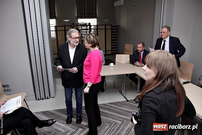 Zdjęcie w galerii na portalu naszraciborz.pl: RIG rozdzielił pieniądze zebrane podczas Gwiazdki Serc wiadomości z regionu