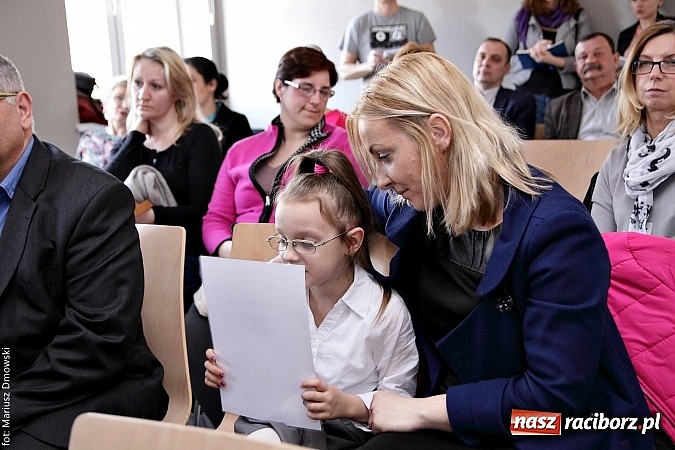 Zdjęcie w galerii na portalu naszraciborz.pl: RIG rozdzielił pieniądze zebrane podczas Gwiazdki Serc wiadomości z regionu