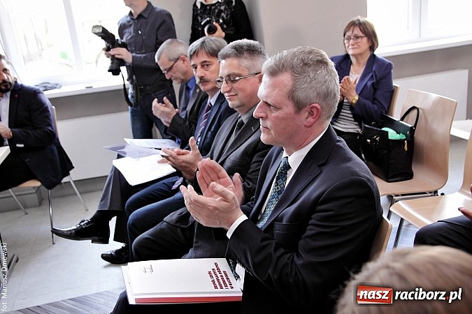 Zdjęcie w galerii na portalu naszraciborz.pl: RIG rozdzielił pieniądze zebrane podczas Gwiazdki Serc wiadomości z regionu