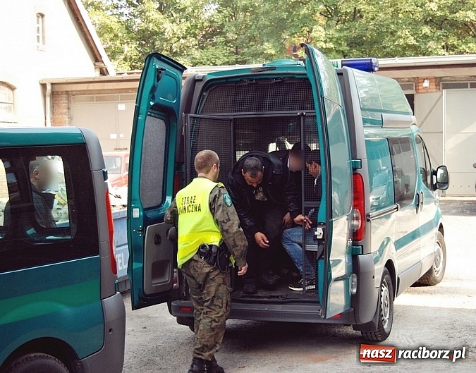 Zdjęcie w galerii na portalu naszraciborz.pl: Rozbito międzynarodową grupę przestępczą zajmującą się organizowaniem nielegalnej migracji  wiadomości z regionu