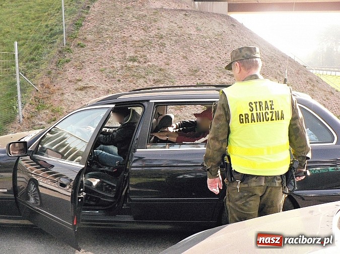 Zdjęcie w galerii na portalu naszraciborz.pl: Rozbito międzynarodową grupę przestępczą zajmującą się organizowaniem nielegalnej migracji  wiadomości z regionu
