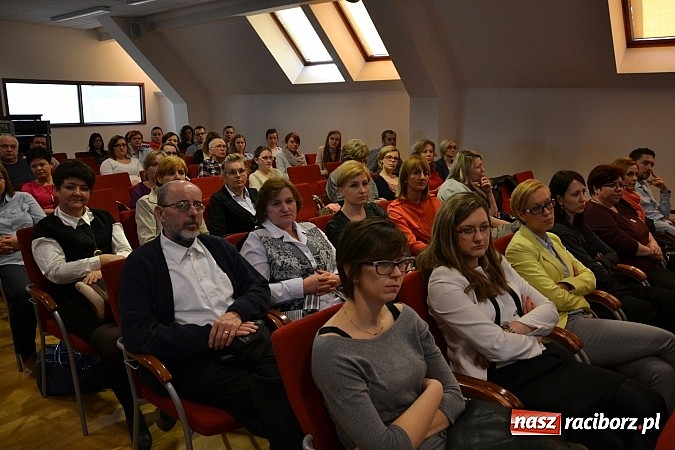 Zdjęcie w galerii na portalu naszraciborz.pl: Rodzina Zastępcza - zagrożenia, wsparcie, satysfakcja - konferencja na zamku wiadomości z regionu