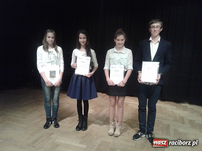 Zdjęcie w galerii na portalu naszraciborz.pl: Wyniki Powiatowego Konkursu Recytatorskiego Młodzieży Szk&oacute;ł Podstawowych i Gimnazj&oacute;w wiadomości z regionu
