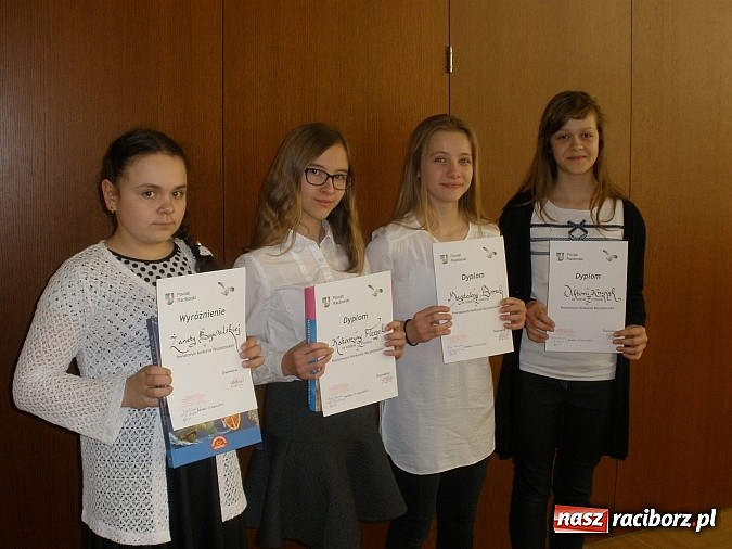 Zdjęcie w galerii na portalu naszraciborz.pl: Wyniki Powiatowego Konkursu Recytatorskiego Młodzieży Szk&oacute;ł Podstawowych i Gimnazj&oacute;w wiadomości z regionu