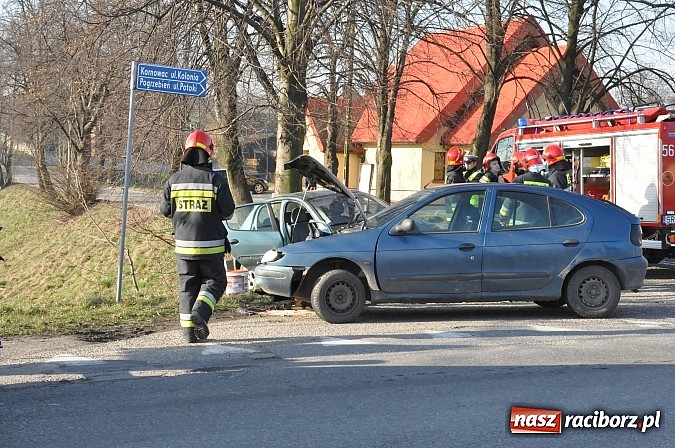 Zdjęcie w galerii na portalu naszraciborz.pl: Zderzenie renault i peugeota w Kornowacu wiadomości z regionu