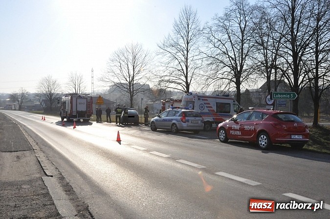 Zdjęcie w galerii na portalu naszraciborz.pl: Zderzenie renault i peugeota w Kornowacu wiadomości z regionu