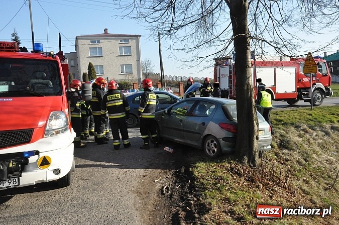 Zdjęcie w galerii na portalu naszraciborz.pl: Zderzenie renault i peugeota w Kornowacu wiadomości z regionu