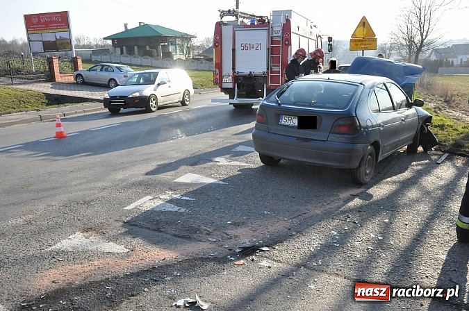 Zdjęcie w galerii na portalu naszraciborz.pl: Zderzenie renault i peugeota w Kornowacu wiadomości z regionu