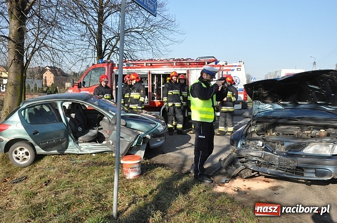 Zdjęcie w galerii na portalu naszraciborz.pl: Zderzenie renault i peugeota w Kornowacu wiadomości z regionu