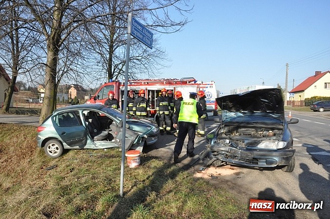 Zdjęcie w galerii na portalu naszraciborz.pl: Zderzenie renault i peugeota w Kornowacu wiadomości z regionu