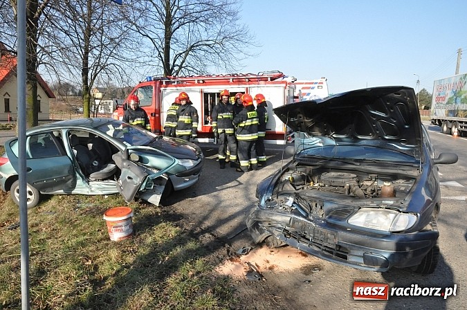 Zdjęcie w galerii na portalu naszraciborz.pl: Zderzenie renault i peugeota w Kornowacu wiadomości z regionu