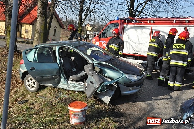 Zdjęcie w galerii na portalu naszraciborz.pl: Zderzenie renault i peugeota w Kornowacu wiadomości z regionu