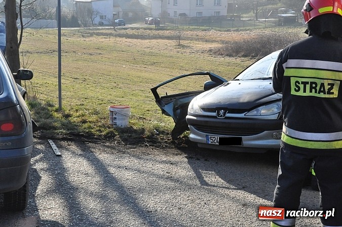 Zdjęcie w galerii na portalu naszraciborz.pl: Zderzenie renault i peugeota w Kornowacu wiadomości z regionu