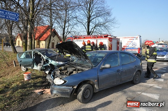 Zdjęcie w galerii na portalu naszraciborz.pl: Zderzenie renault i peugeota w Kornowacu wiadomości z regionu