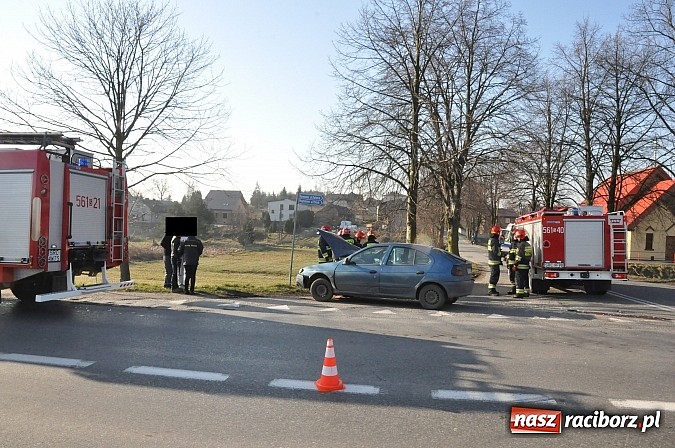 Zdjęcie w galerii na portalu naszraciborz.pl: Zderzenie renault i peugeota w Kornowacu wiadomości z regionu
