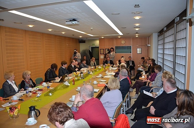 Zdjęcie w galerii na portalu naszraciborz.pl:  Przedstawiciele organizacji pozarządowych w Funduszu  wiadomości z regionu