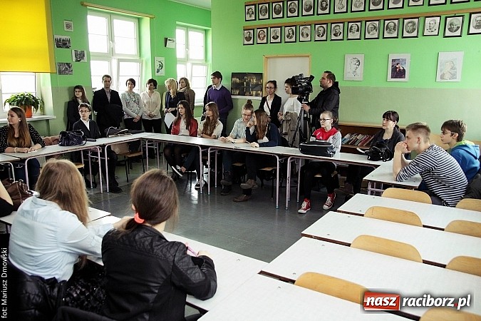 Zdjęcie w galerii na portalu naszraciborz.pl: W II LO uczniowie zmagali się z ortografią  wiadomości z regionu
