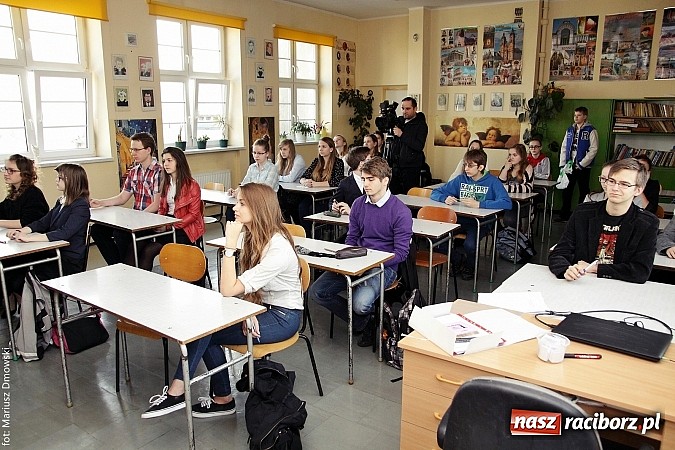 Zdjęcie w galerii na portalu naszraciborz.pl: W II LO uczniowie zmagali się z ortografią  wiadomości z regionu