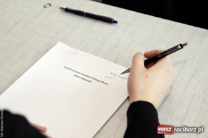 Zdjęcie w galerii na portalu naszraciborz.pl: W II LO uczniowie zmagali się z ortografią  wiadomości z regionu