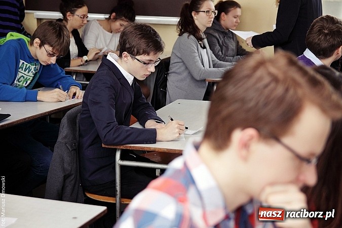 Zdjęcie w galerii na portalu naszraciborz.pl: W II LO uczniowie zmagali się z ortografią  wiadomości z regionu