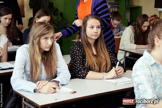 Zdjęcie w galerii na portalu naszraciborz.pl: W II LO uczniowie zmagali się z ortografią  wiadomości z regionu