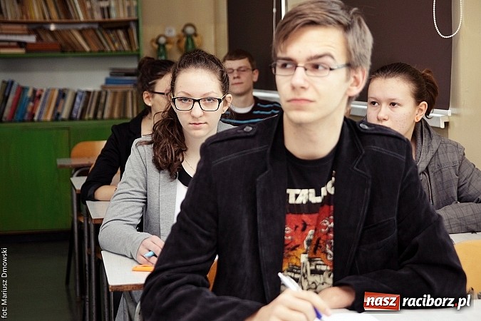 Zdjęcie w galerii na portalu naszraciborz.pl: W II LO uczniowie zmagali się z ortografią  wiadomości z regionu