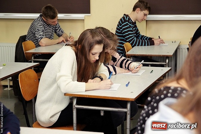 Zdjęcie w galerii na portalu naszraciborz.pl: W II LO uczniowie zmagali się z ortografią  wiadomości z regionu
