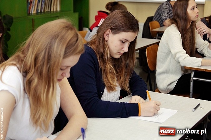 Zdjęcie w galerii na portalu naszraciborz.pl: W II LO uczniowie zmagali się z ortografią  wiadomości z regionu