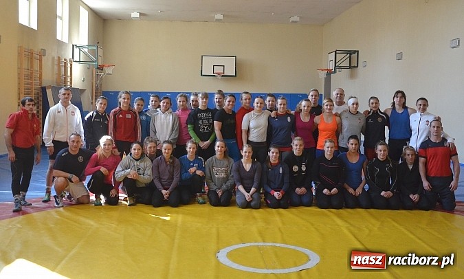 Zdjęcie w galerii na portalu naszraciborz.pl: Piękne zapaśniczki z Włoch i Węgier trenują w Raciborzu  wiadomości z regionu