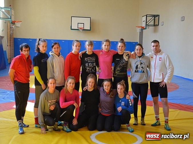 Zdjęcie w galerii na portalu naszraciborz.pl: Piękne zapaśniczki z Włoch i Węgier trenują w Raciborzu  wiadomości z regionu