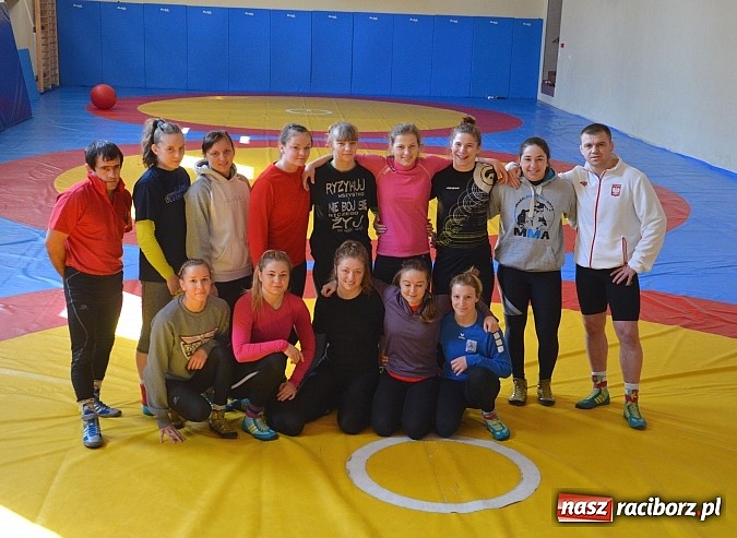 Zdjęcie w galerii na portalu naszraciborz.pl: Piękne zapaśniczki z Włoch i Węgier trenują w Raciborzu  wiadomości z regionu