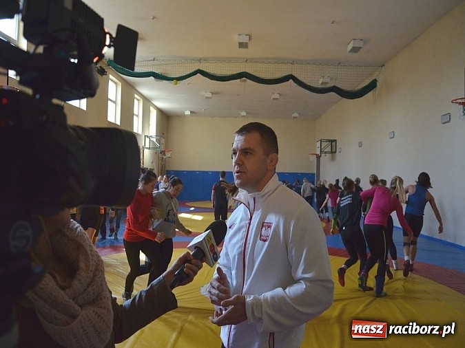 Zdjęcie w galerii na portalu naszraciborz.pl: Piękne zapaśniczki z Włoch i Węgier trenują w Raciborzu  wiadomości z regionu