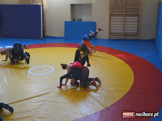 Zdjęcie w galerii na portalu naszraciborz.pl: Piękne zapaśniczki z Włoch i Węgier trenują w Raciborzu  wiadomości z regionu