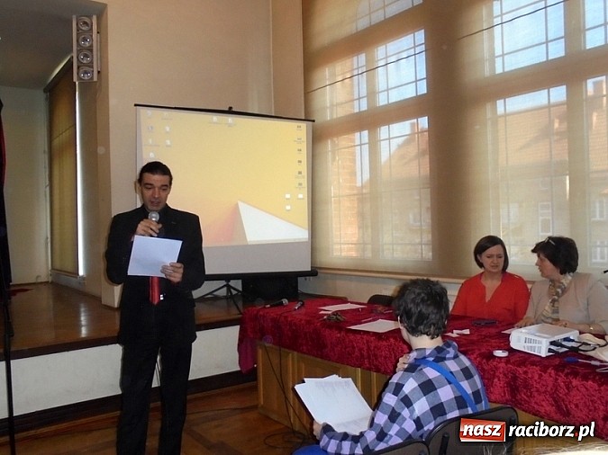 Zdjęcie w galerii na portalu naszraciborz.pl: W Gimnazjum na Opawskiej mocno eksperymentują  wiadomości z regionu