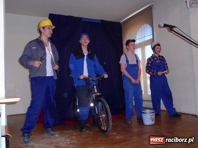 Zdjęcie w galerii na portalu naszraciborz.pl: W Gimnazjum na Opawskiej mocno eksperymentują  wiadomości z regionu