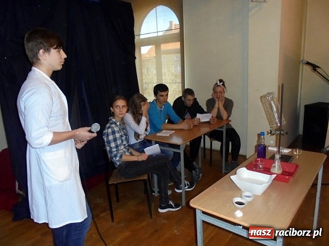 Zdjęcie w galerii na portalu naszraciborz.pl: W Gimnazjum na Opawskiej mocno eksperymentują  wiadomości z regionu