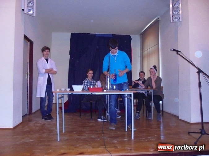 Zdjęcie w galerii na portalu naszraciborz.pl: W Gimnazjum na Opawskiej mocno eksperymentują  wiadomości z regionu